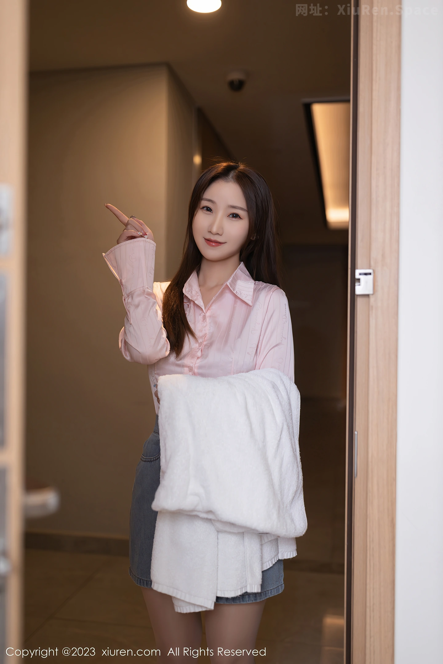 图片[2]-[XiuRen秀人网]2023.05.31 NO.6832 杏子Yada 粉色OL制服与灰色蕾丝内衣加肉丝美腿性感私房写真集-秀人网官方网站